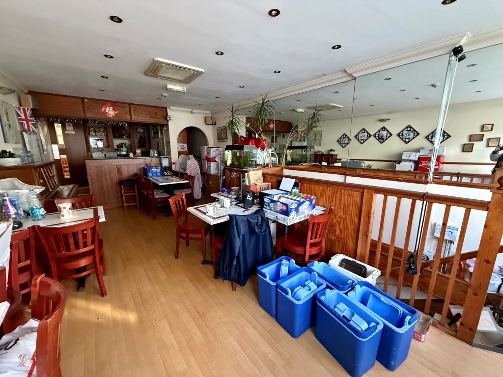 Lot: 51 - MIXED COMMERCIAL AND RESIDENTIAL INVESTMENT - Retail/serving area